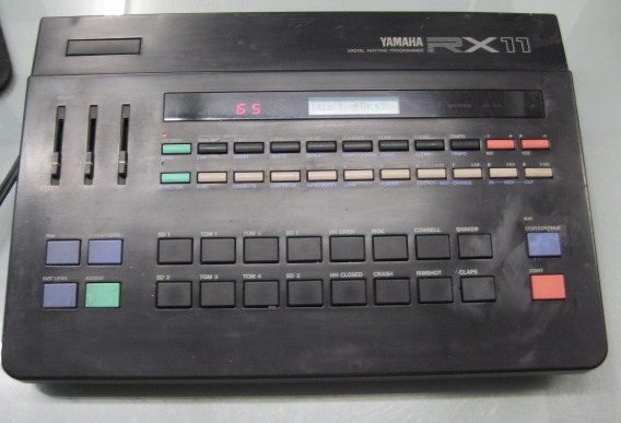 Драм-машина «YAMAHA RX-11».