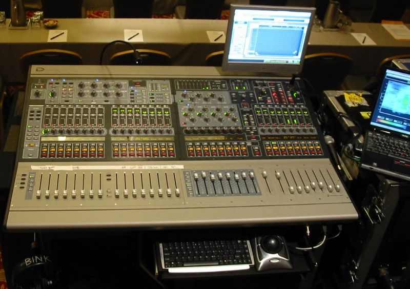 Цифровой микшерный пульт Digidesign с монитором и компьютерной клавиатурой.